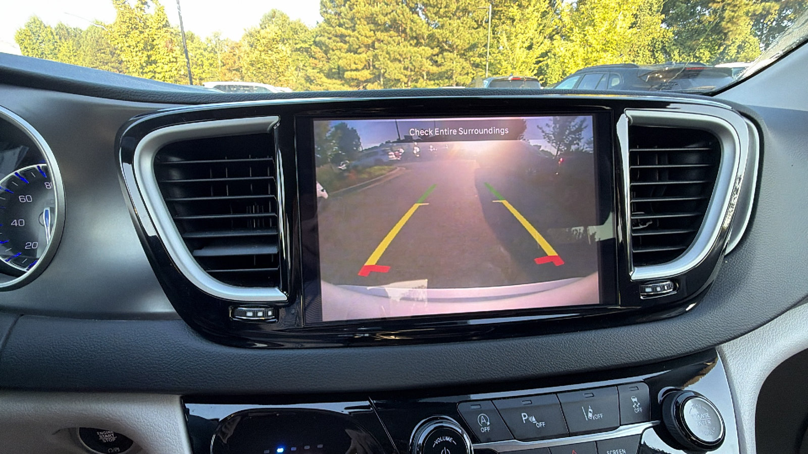 Used 2024 Chrysler Pacifica Touring-L FWD image 32