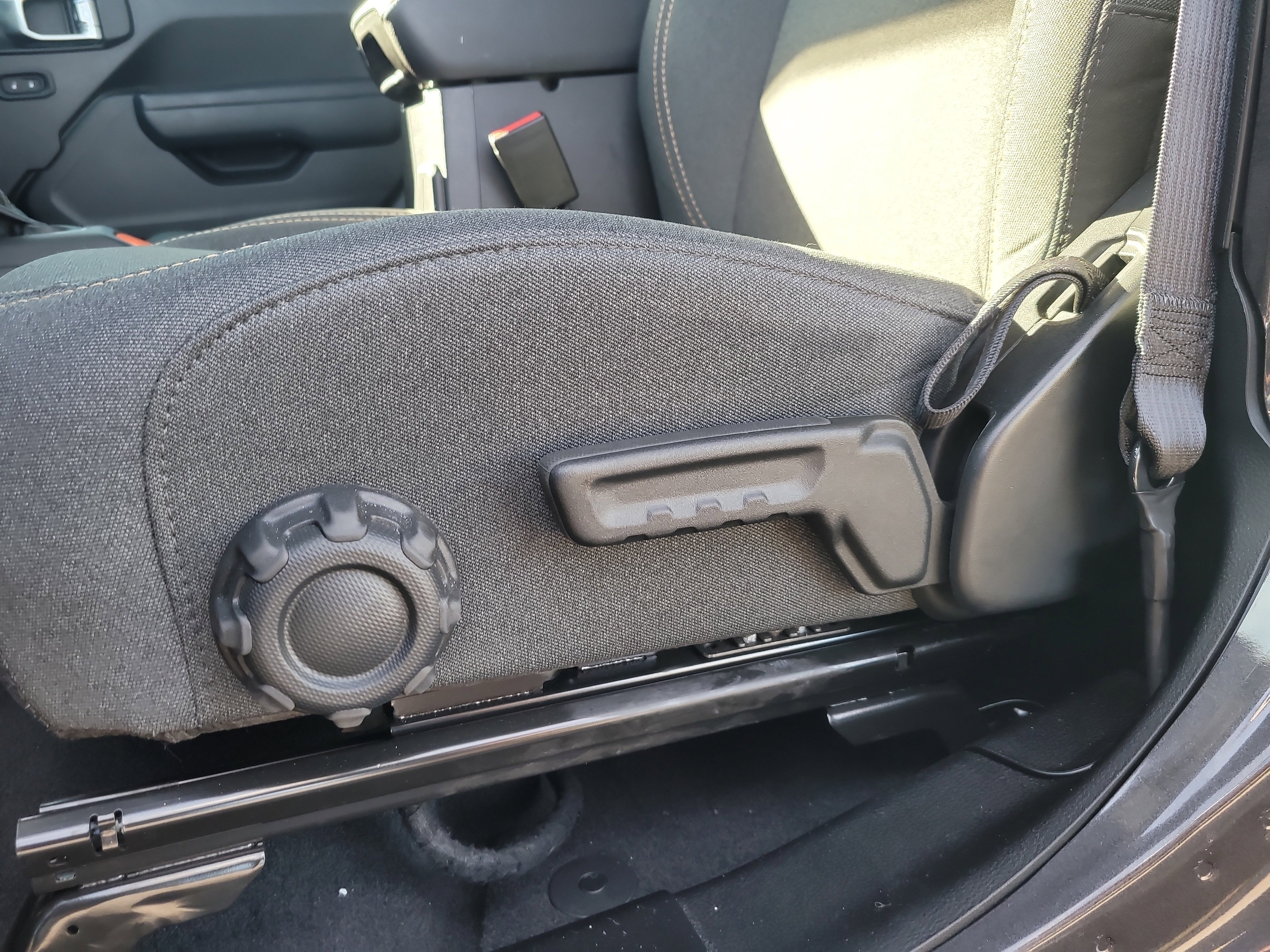 Used 2025 Jeep Wrangler Sport S image 17