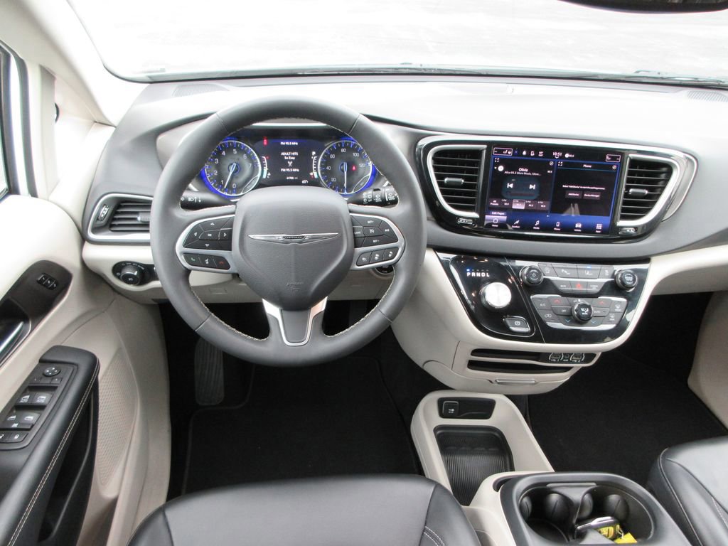 Used 2023 Chrysler Pacifica Touring-L image 14