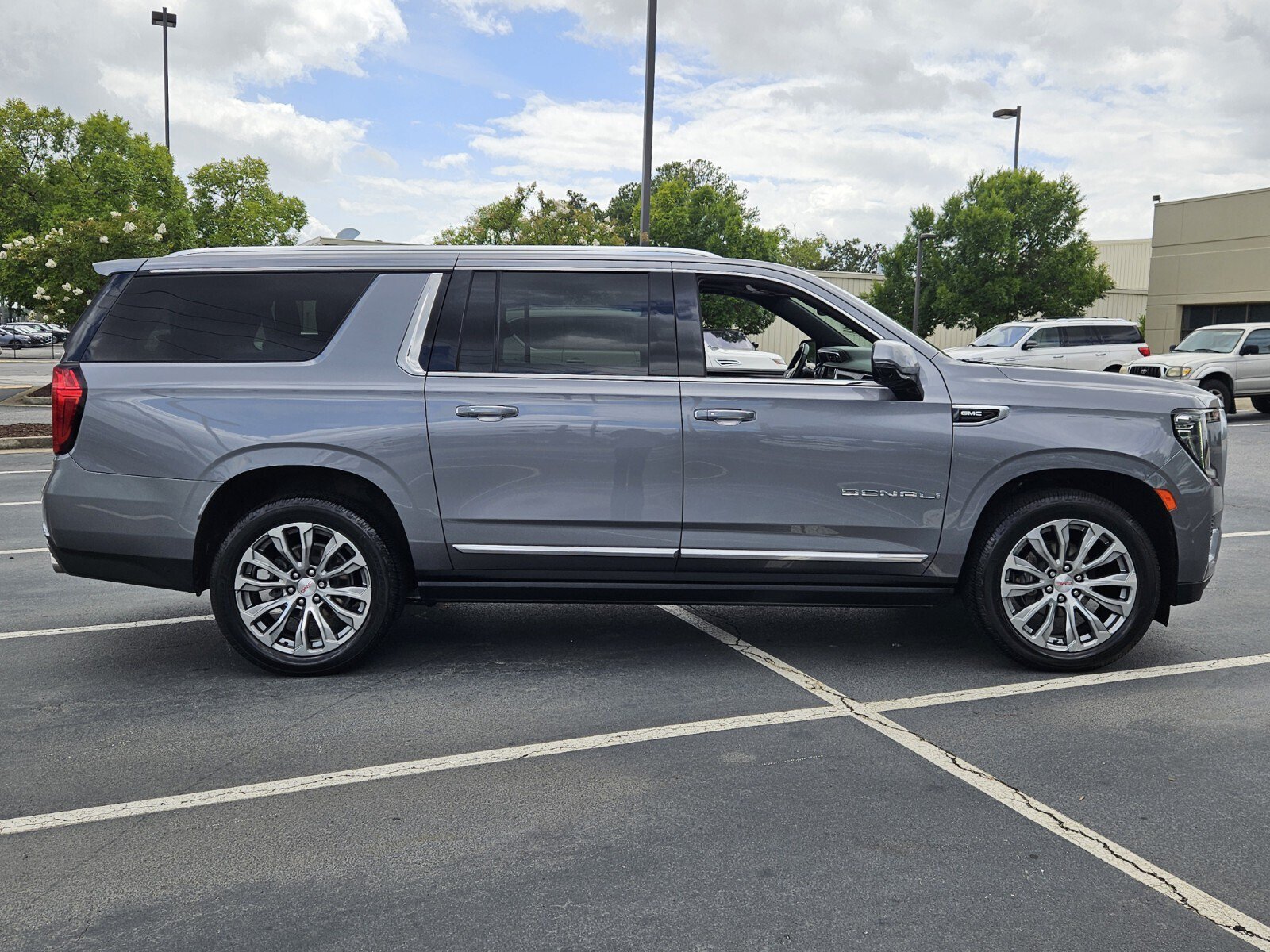 Used 2022 GMC Yukon XL Denali AWD/4WD image 5