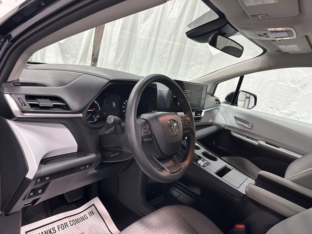 Used 2025 Toyota Sienna LE FWD image 15