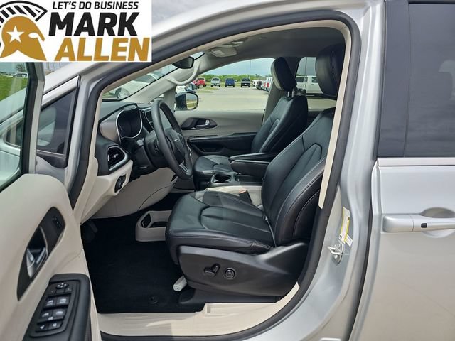 Used 2024 Chrysler Pacifica Touring-L FWD image 19