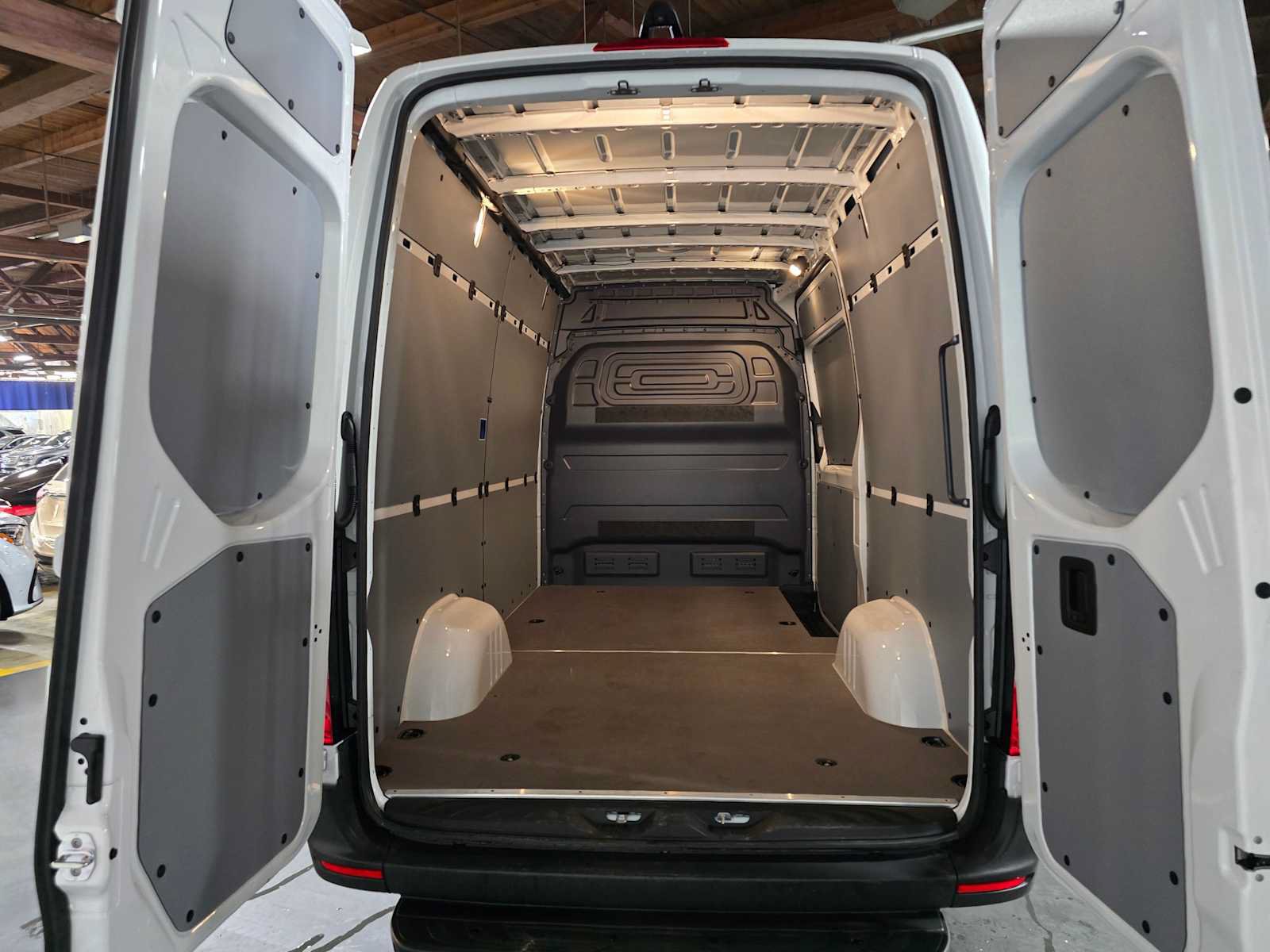 Used 2025 Mercedes-Benz Sprinter 2500 image 16