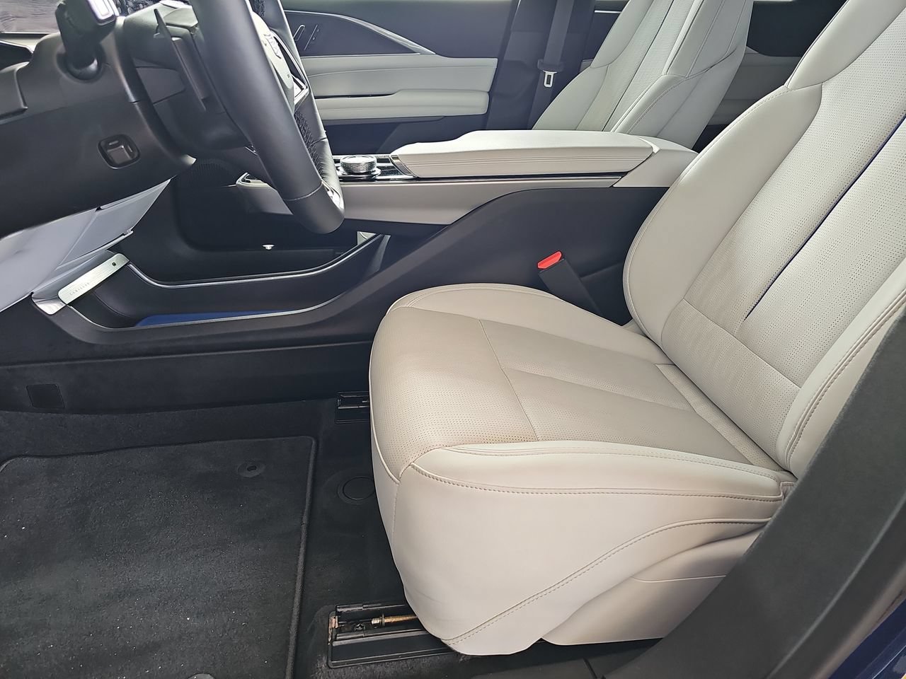 Certified 2024 Cadillac Lyriq Luxury AWD/4WD image 14