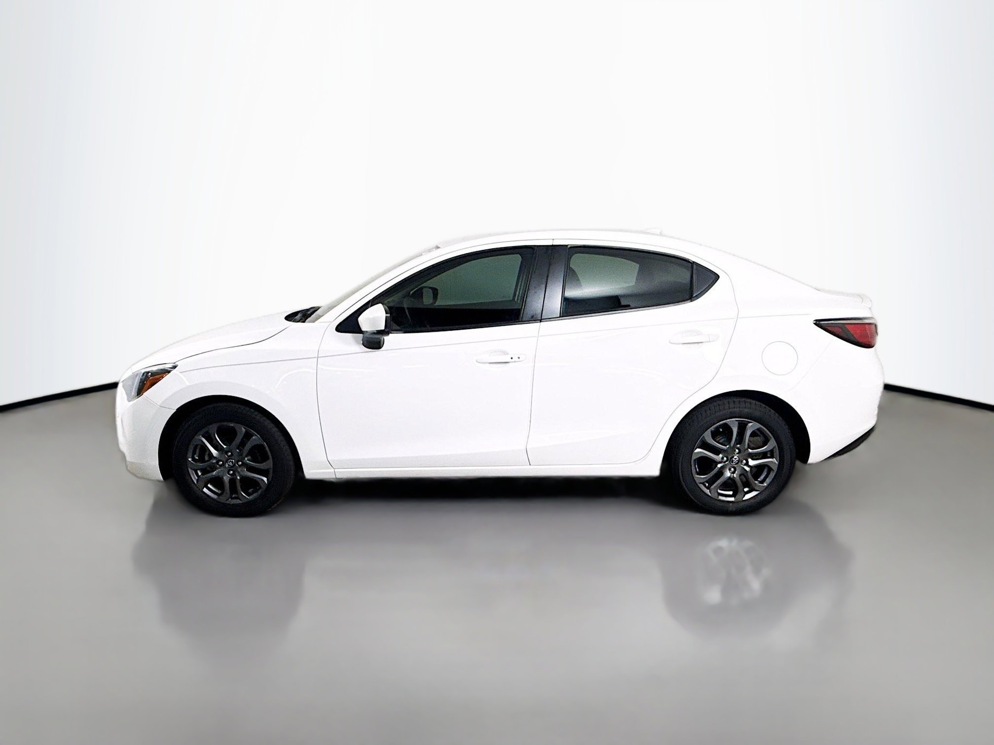 Used 2019 Toyota Yaris L image 6