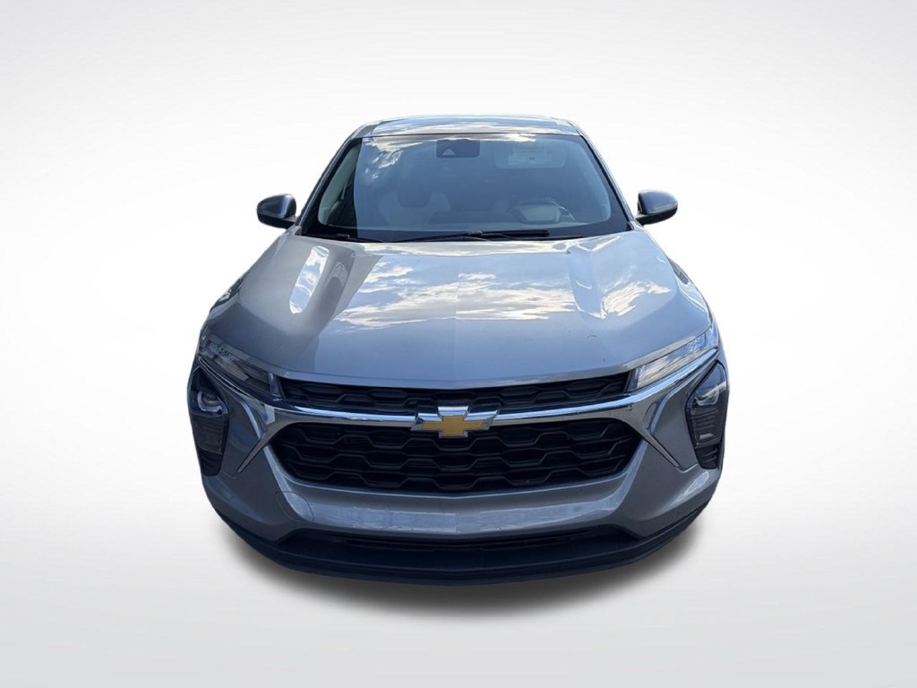 Used 2024 Chevrolet Trax LS w/ LS Convenience Package FWD image 2