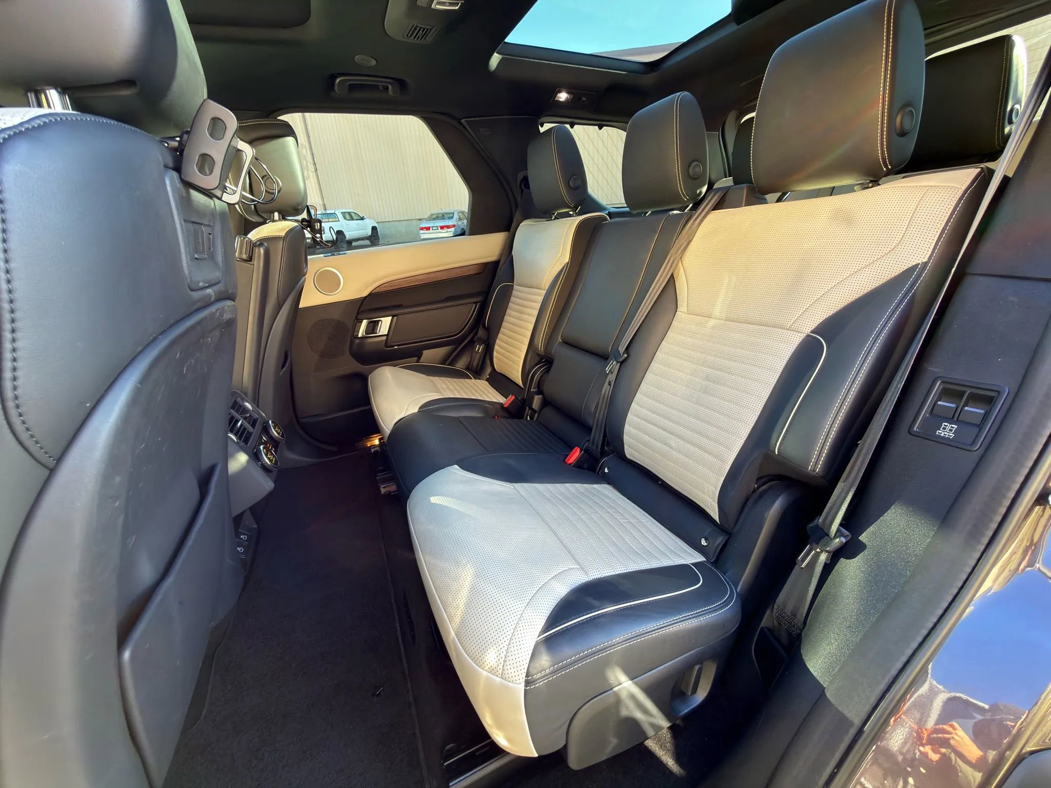 Used 2023 Land Rover Discovery Metropolitan Edition image 21