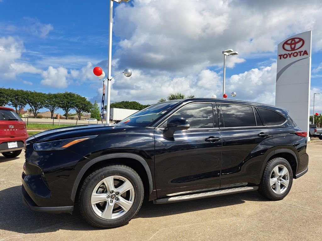 Used 2022 Toyota Highlander LE image 9