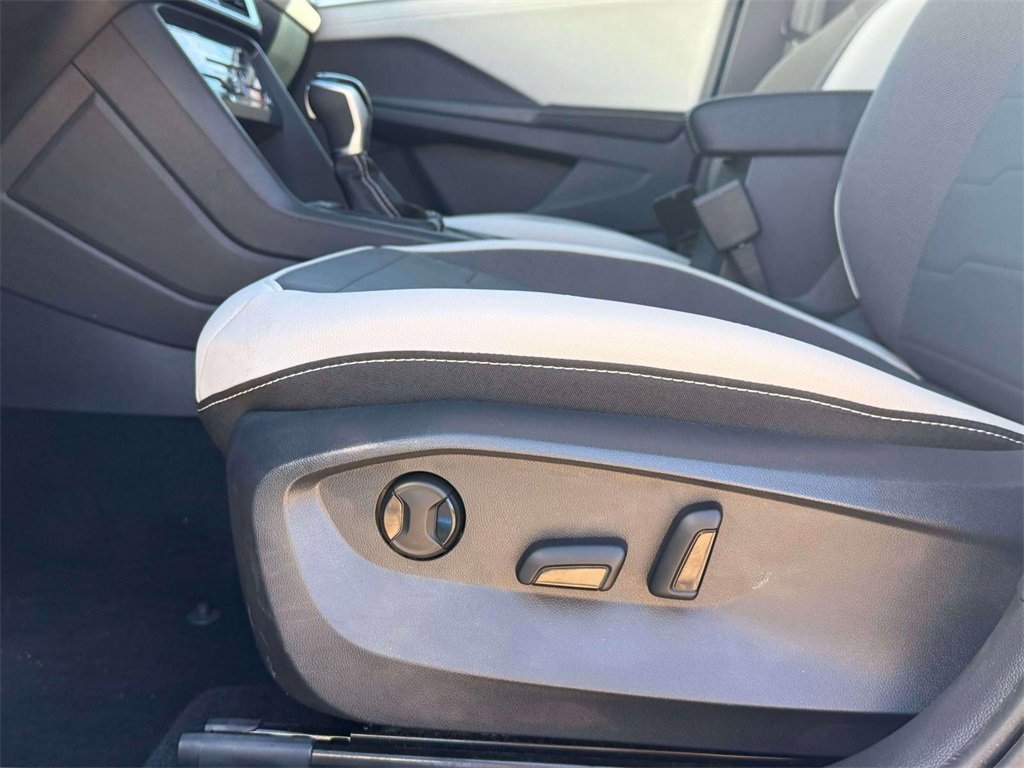 Used 2025 Volkswagen Taos SE w/ Panoramic Sunroof Package image 11