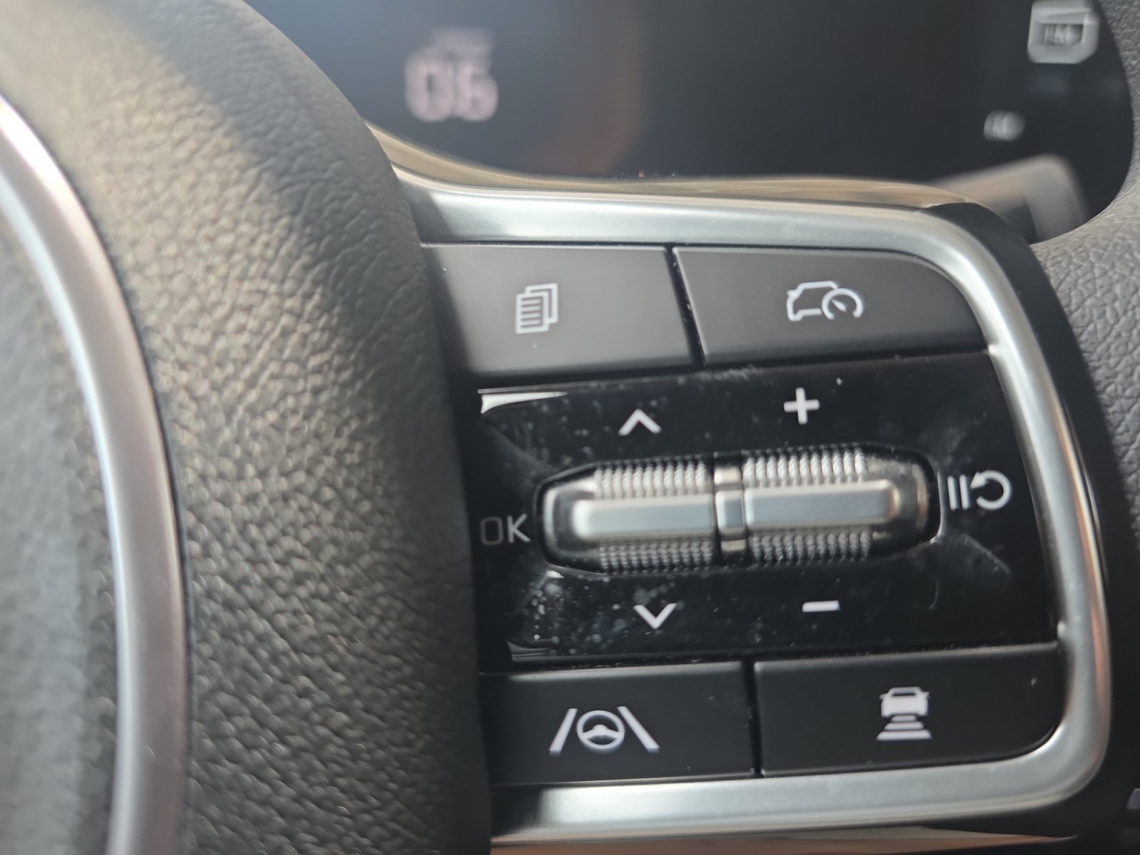 Certified 2025 Kia Sorento LX FWD image 23