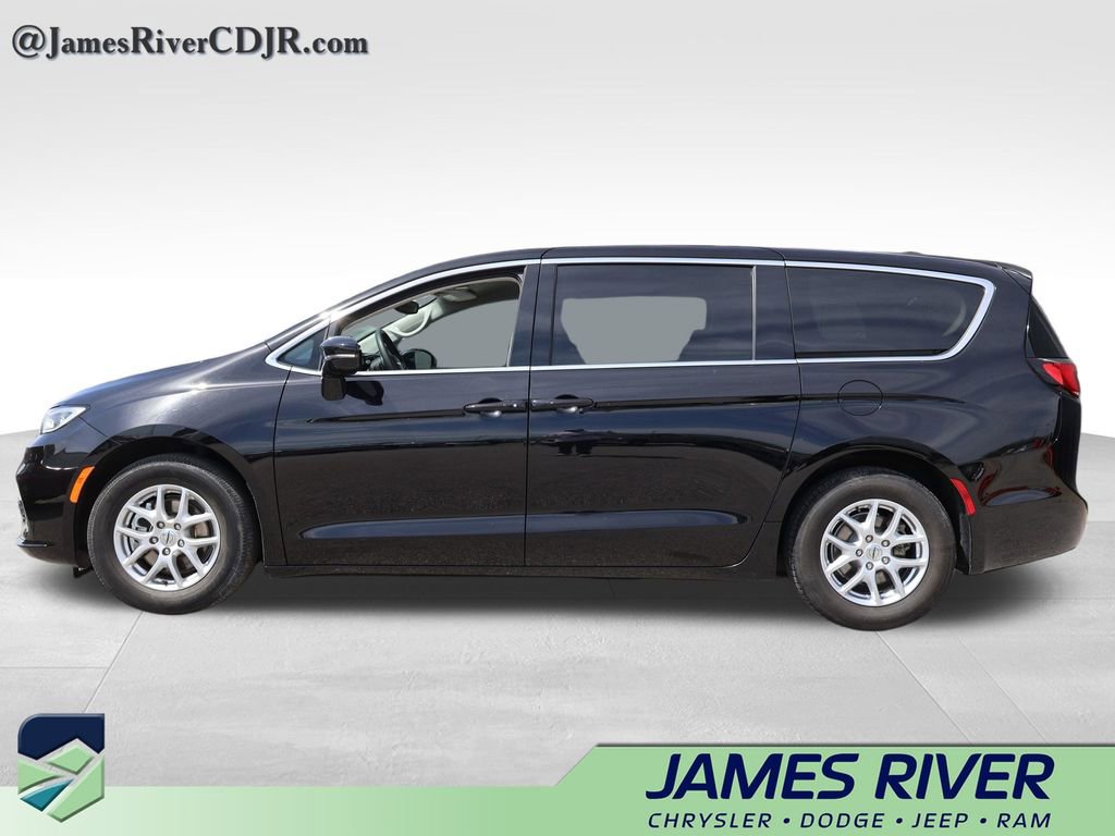 Used 2024 Chrysler Pacifica Touring-L image 2