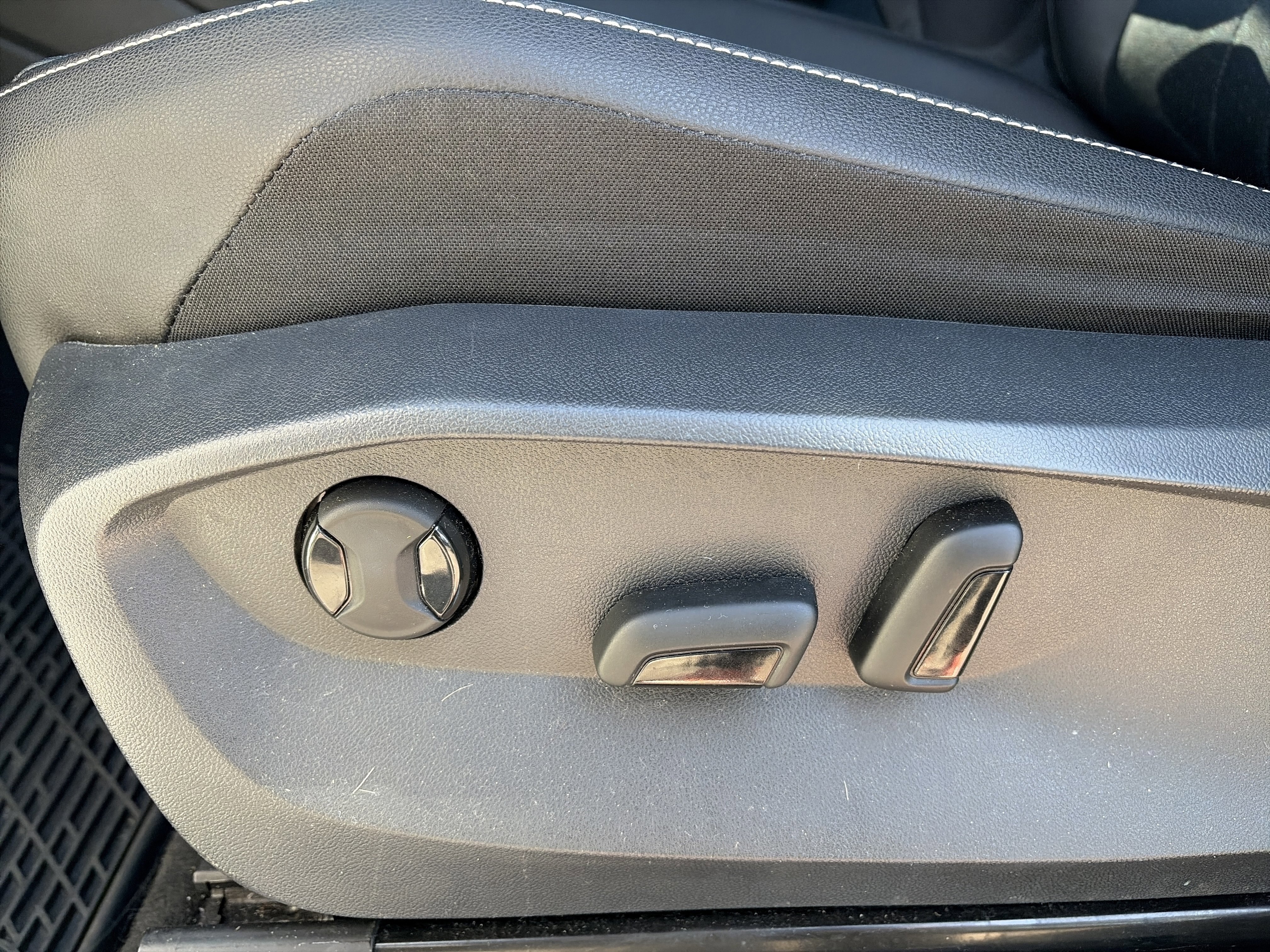 Used 2022 Volkswagen Tiguan SE R-Line image 14