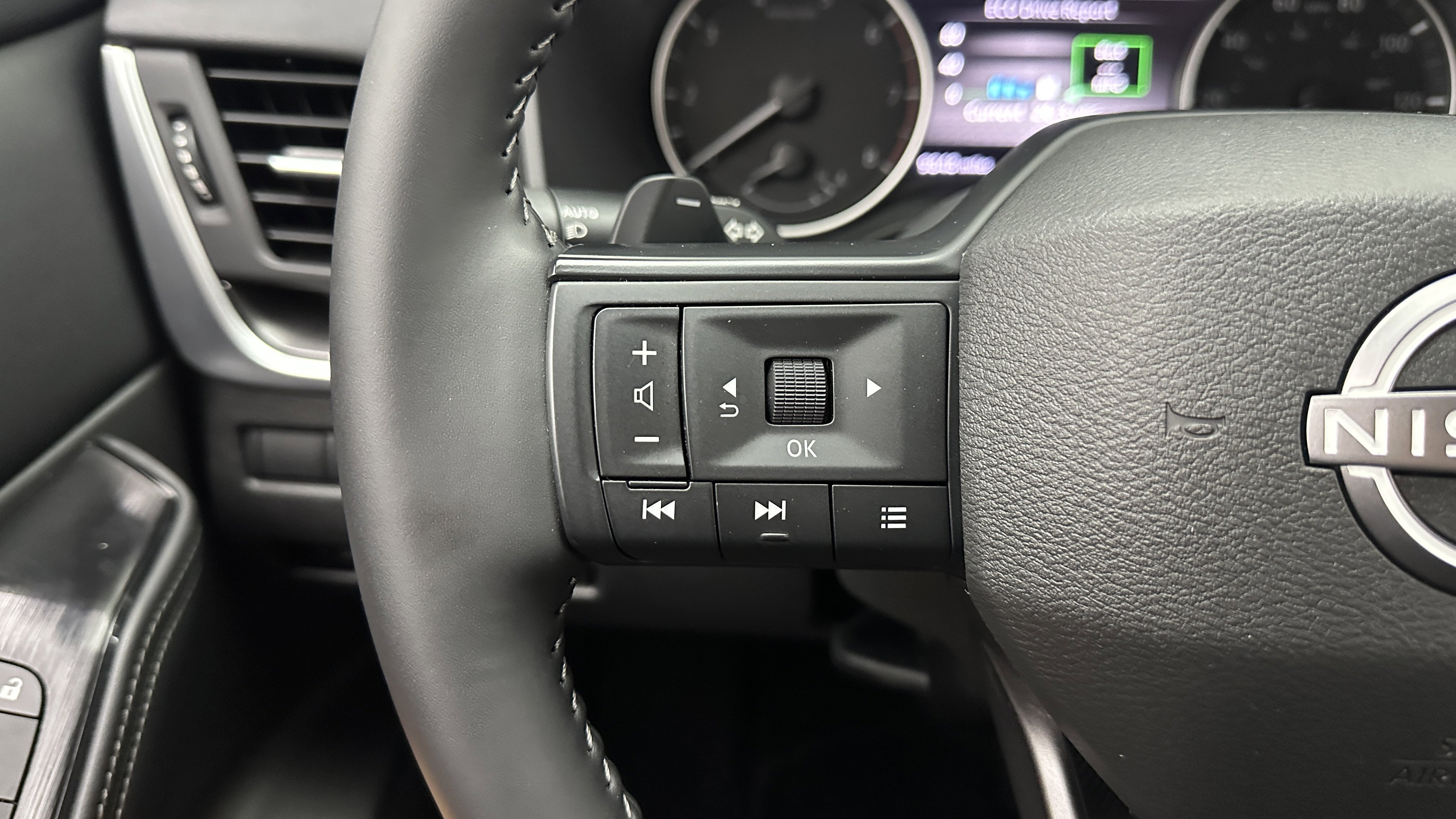 Used 2025 Nissan Rogue SV image 15