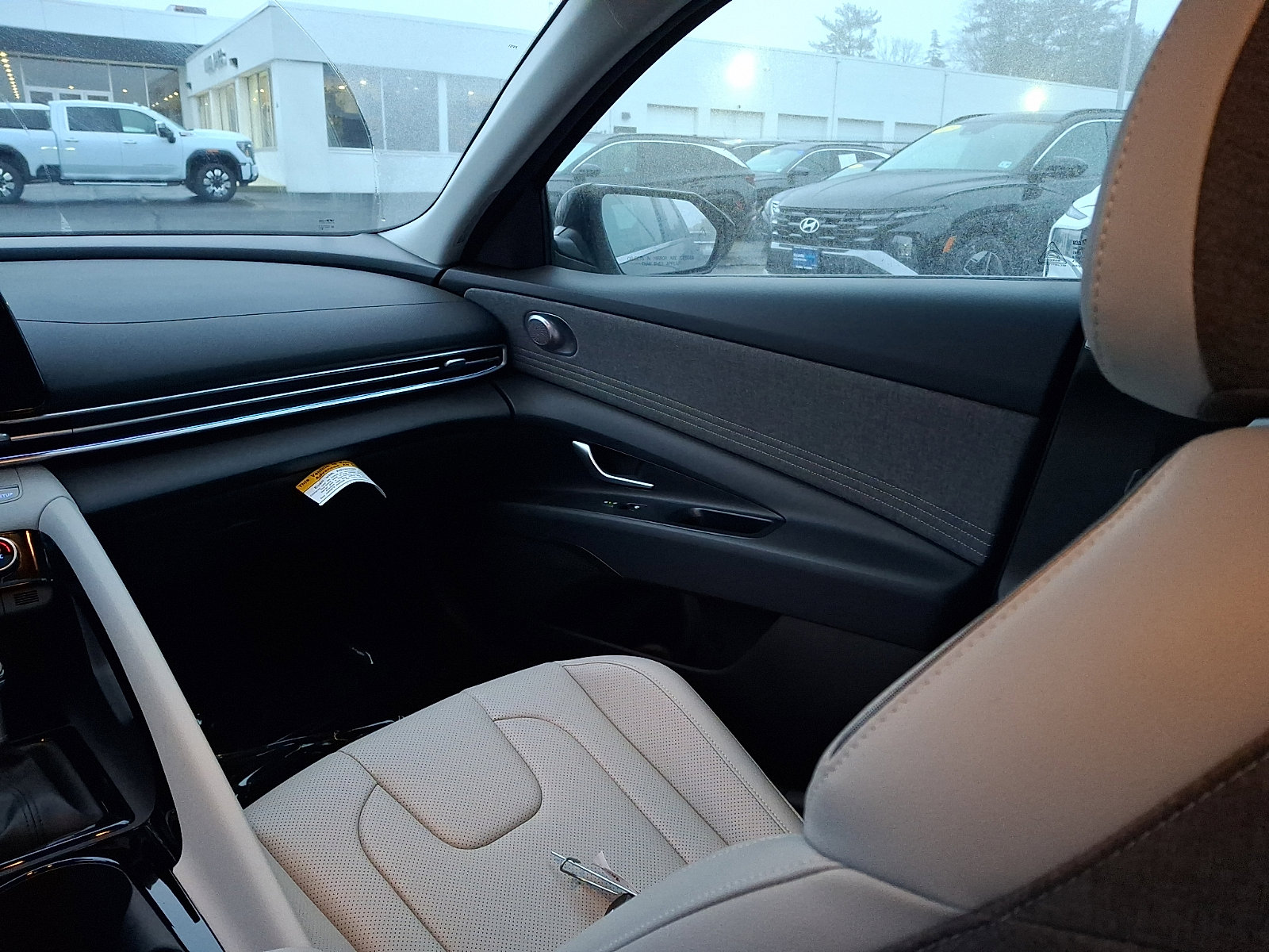 Used 2025 Hyundai Elantra Limited image 16
