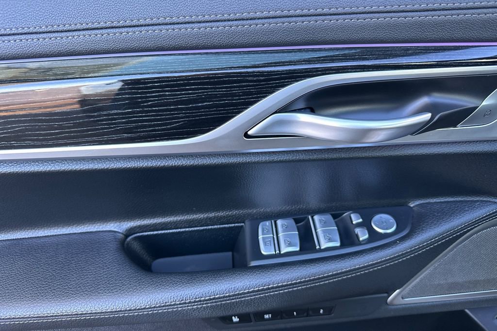 Used 2022 BMW 740i w/ M Sport Package image 10