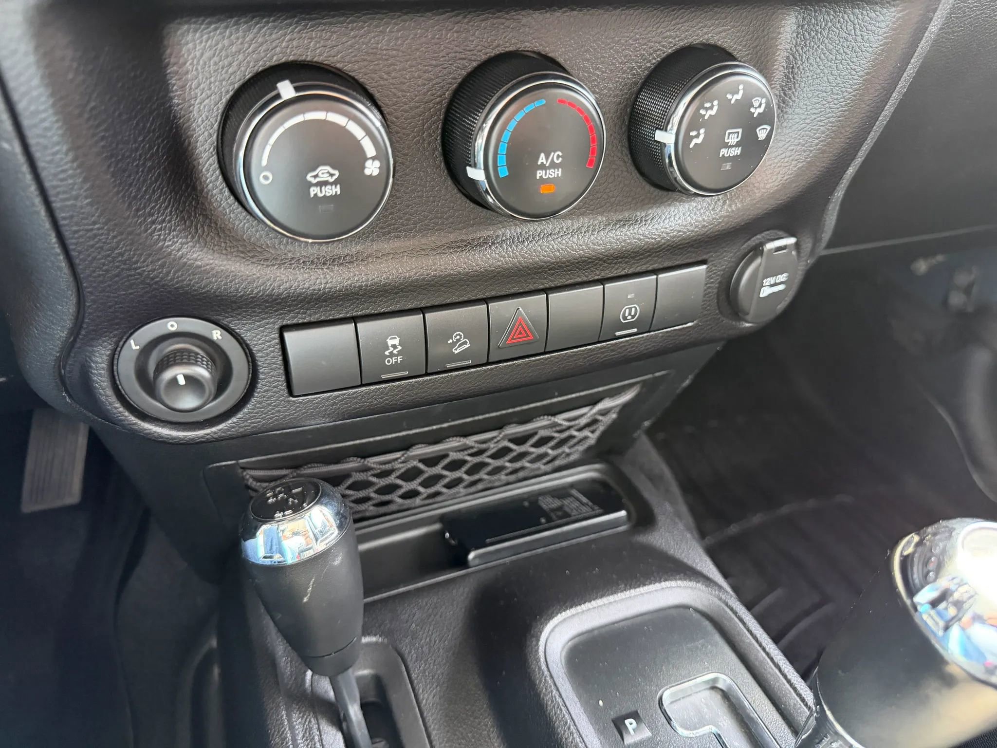 Used 2016 Jeep Wrangler Unlimited Sahara w/ Connectivity Group AWD/4WD image 20