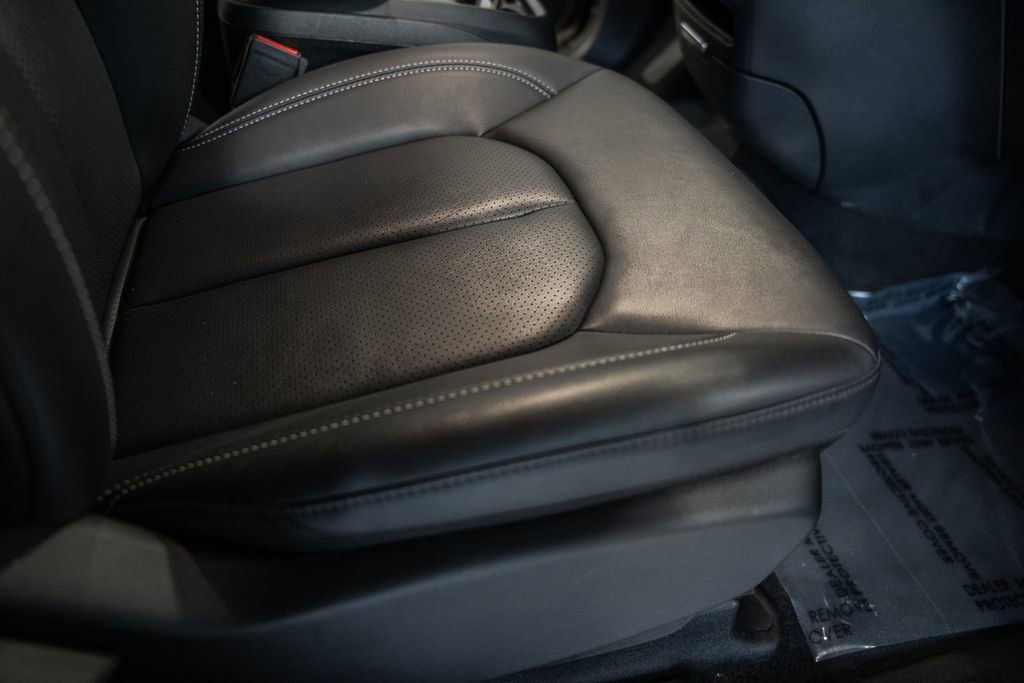 Used 2025 Chrysler Pacifica Select image 39