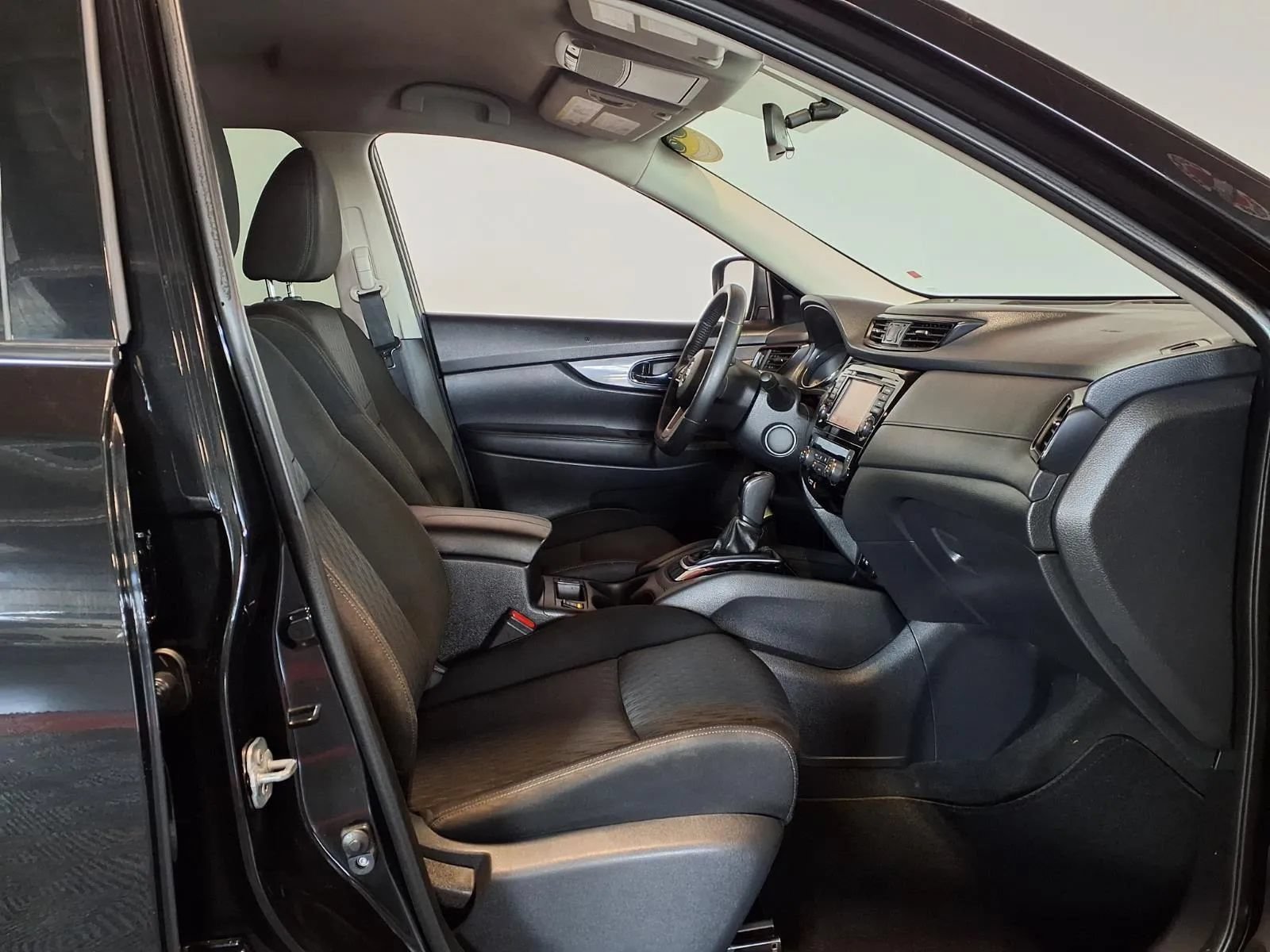 Used 2018 Nissan Rogue SV w/ Premium Package AWD/4WD image 12