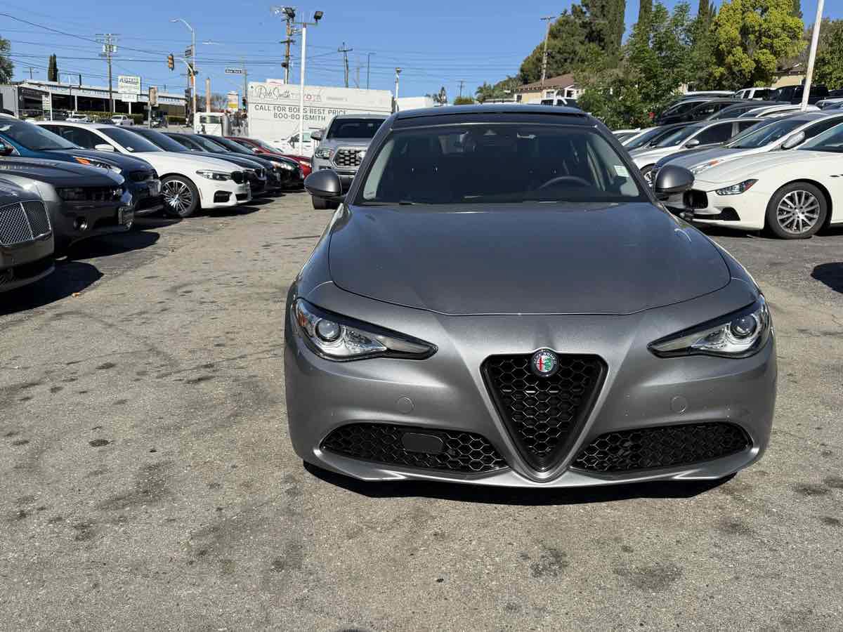 Used 2017 Alfa Romeo Giulia RWD image 2