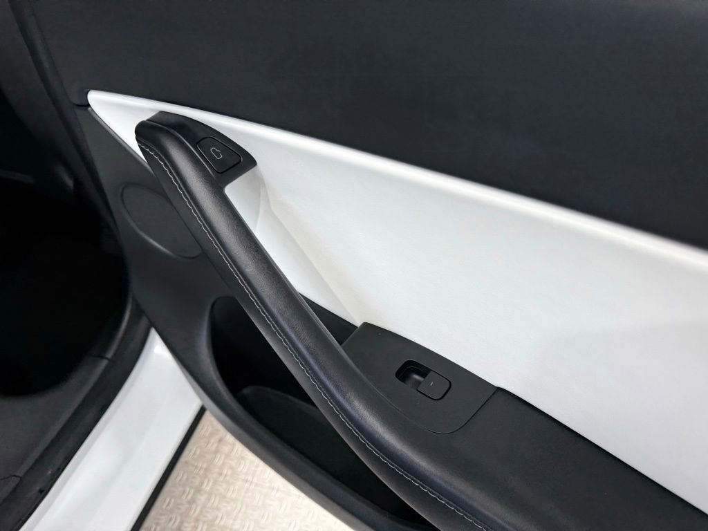 Used 2021 Tesla Model Y Long Range AWD/4WD image 26