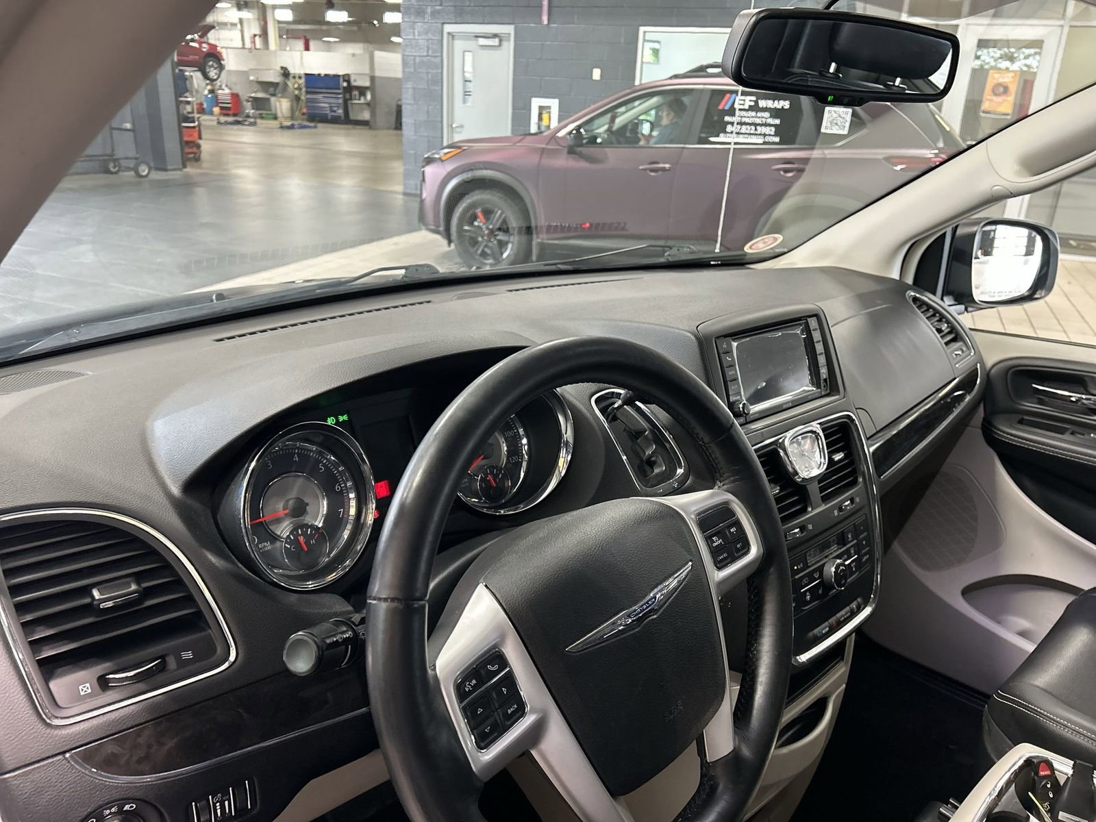 Used 2016 Chrysler Town & Country Touring w/ Driver Convenience Group FWD image 2