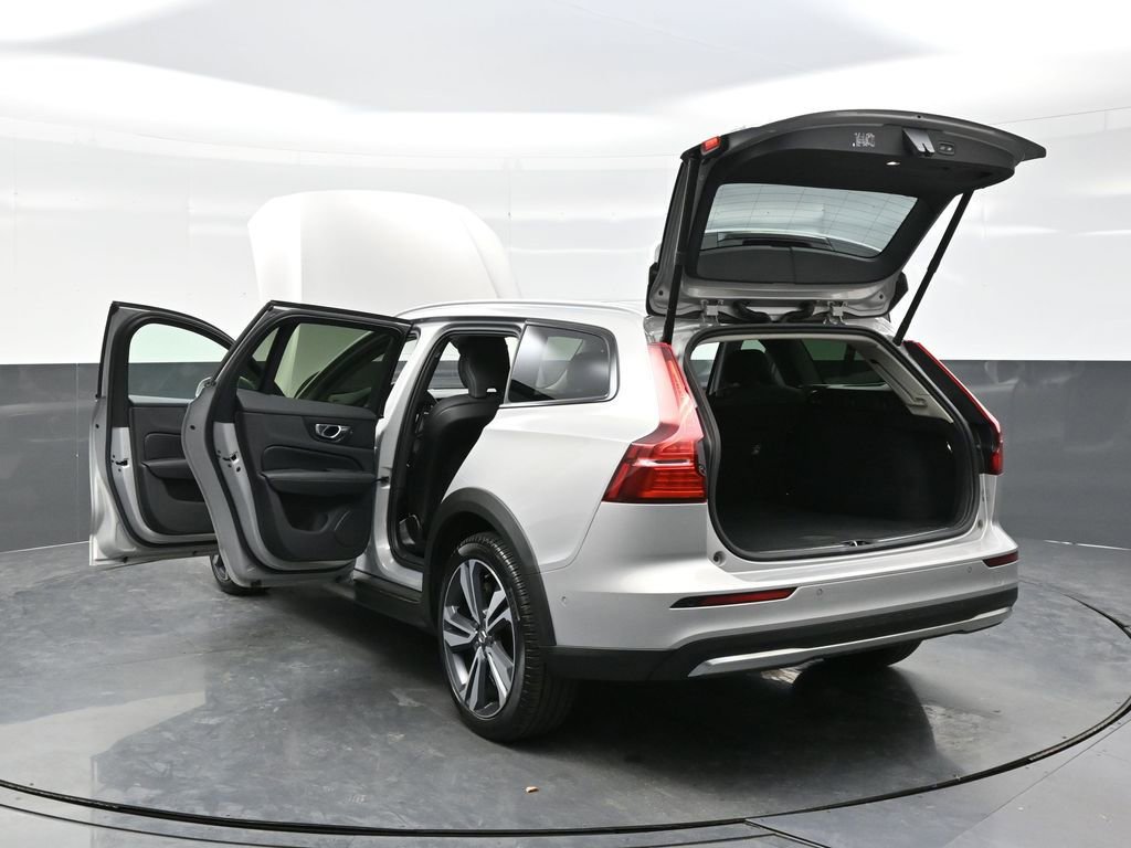 Used 2025 Volvo V60 B5 Cross Country Plus AWD/4WD image 36