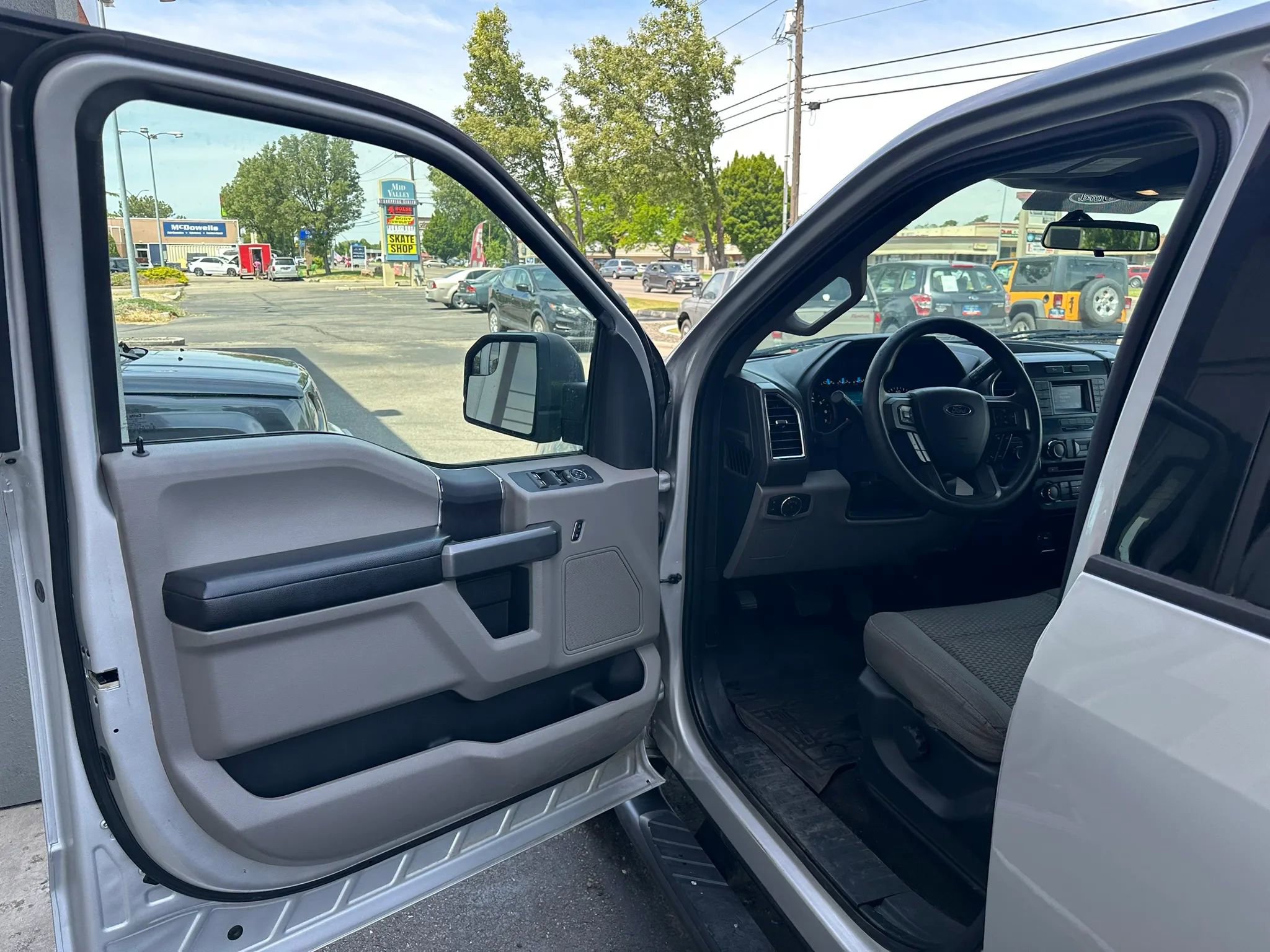 Used 2015 Ford F150 XLT AWD/4WD image 8