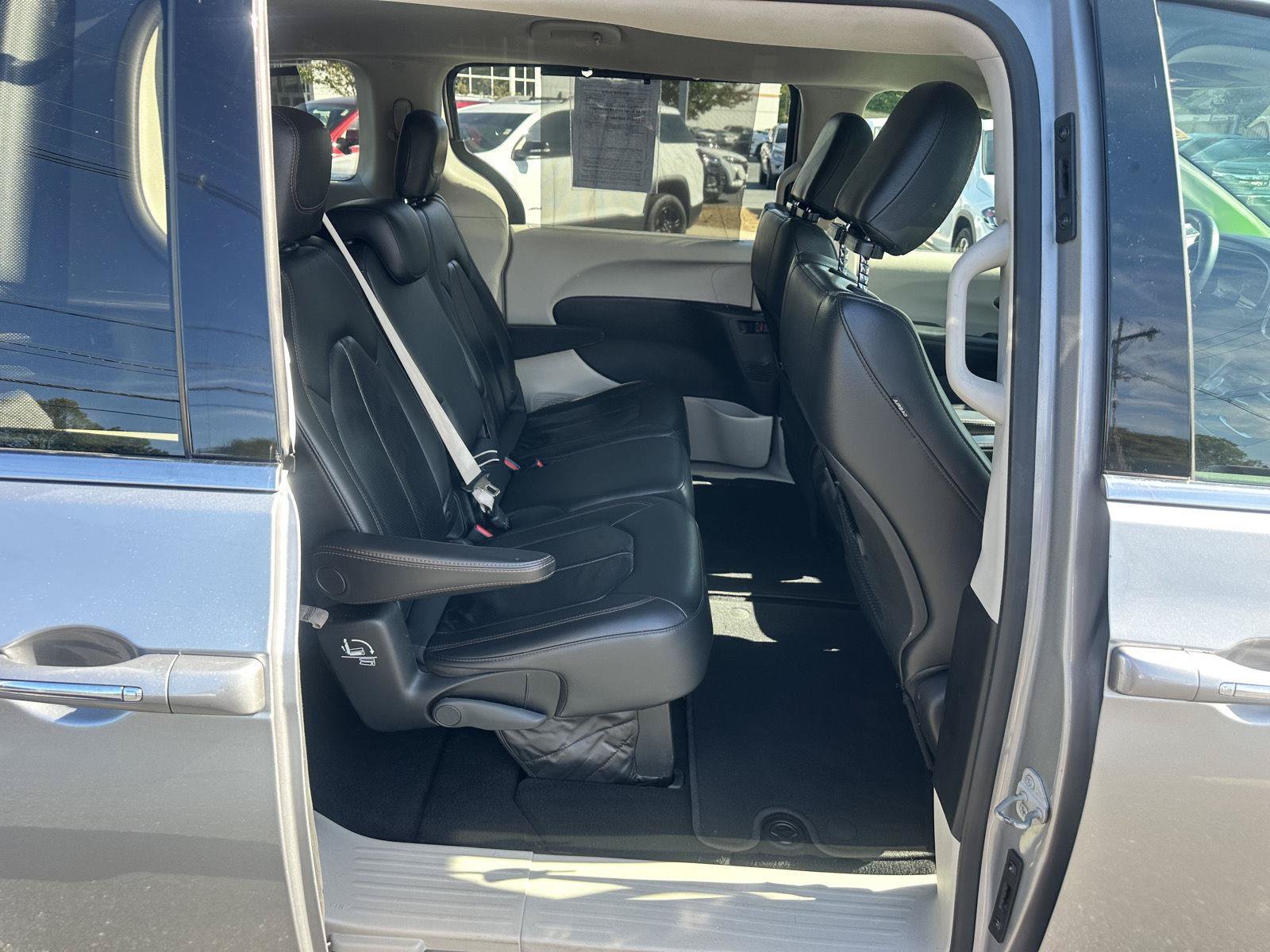 Used 2018 Chrysler Pacifica Touring-L FWD image 14