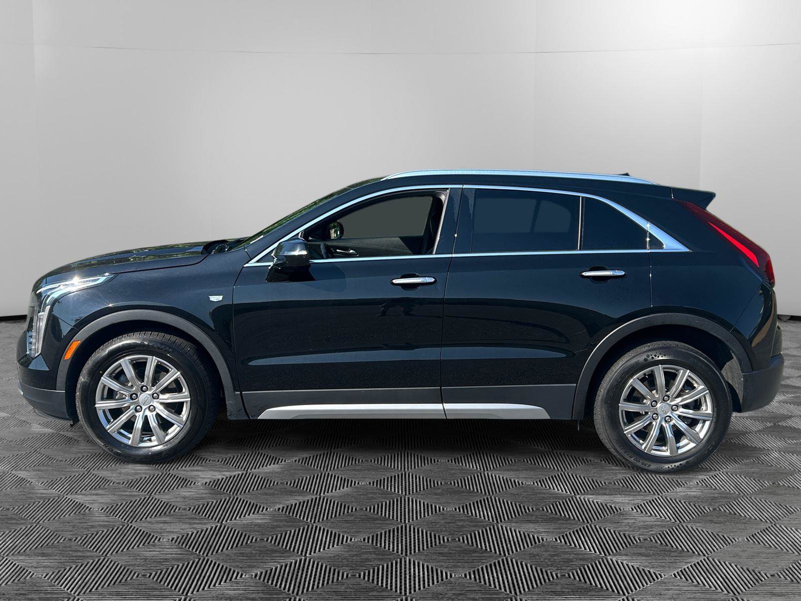 Used 2022 Cadillac XT4 Premium Luxury w/ Safety Alert Package FWD image 2