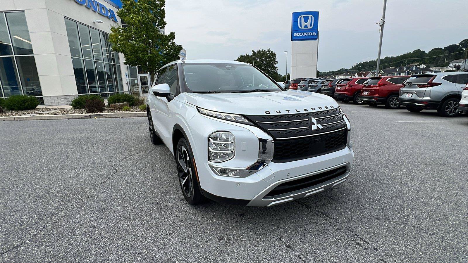 Used 2024 Mitsubishi Outlander SE AWD/4WD image 2