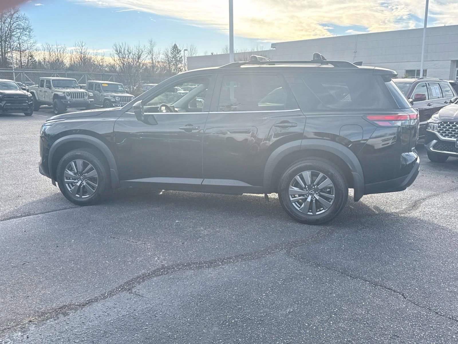 Used 2024 Nissan Pathfinder SV w/ SV Premium Package image 5