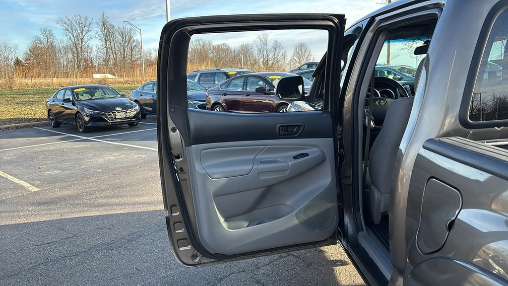 Used 2015 Toyota Tacoma Base image 28