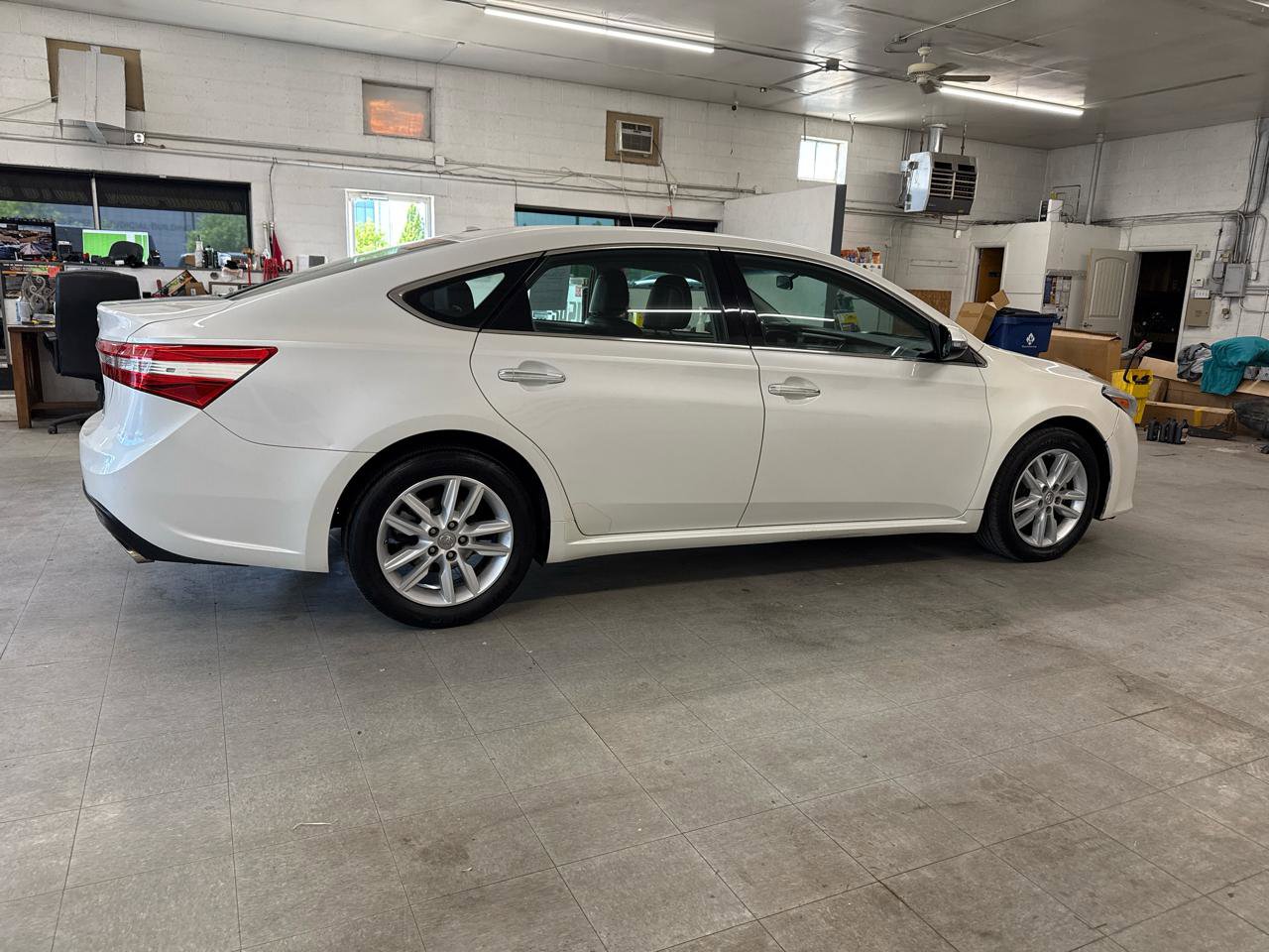 Used 2015 Toyota Avalon XLE FWD image 4