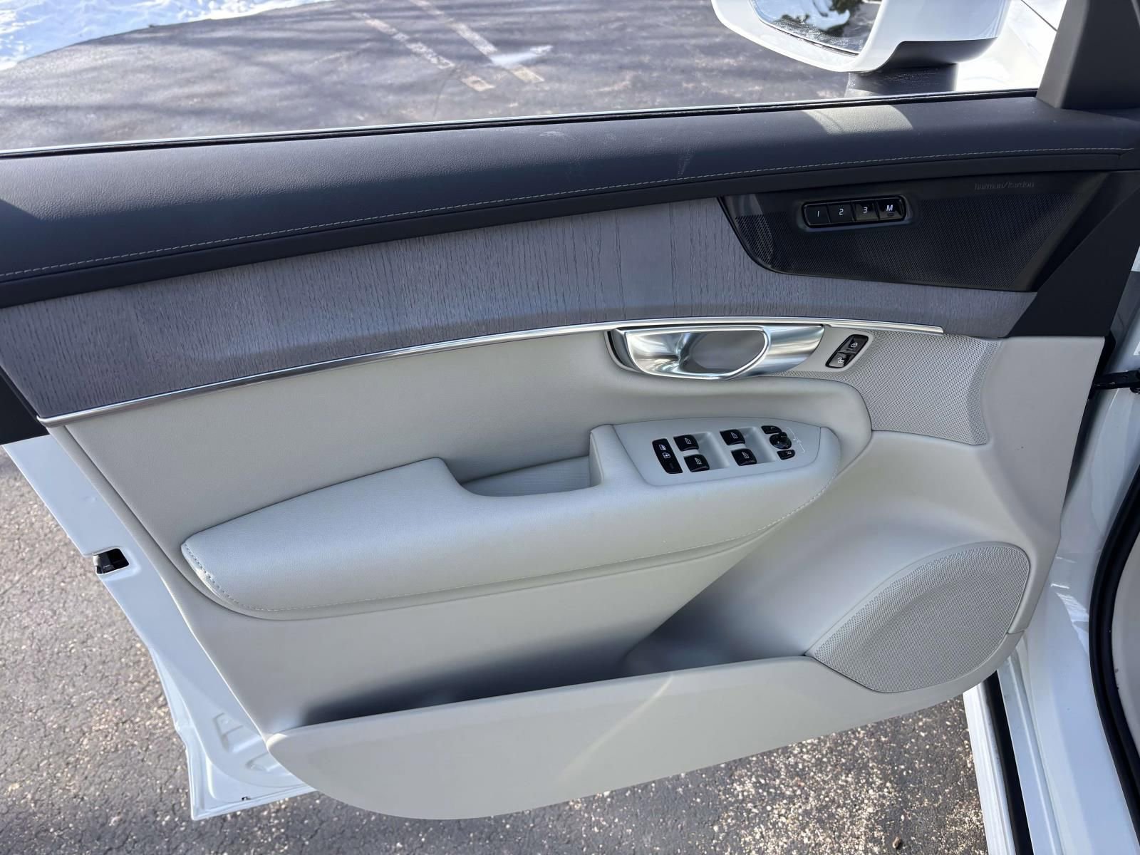 New 2026 Volvo XC90 T8 Ultra w/ Protection Package Premier AWD/4WD image 11