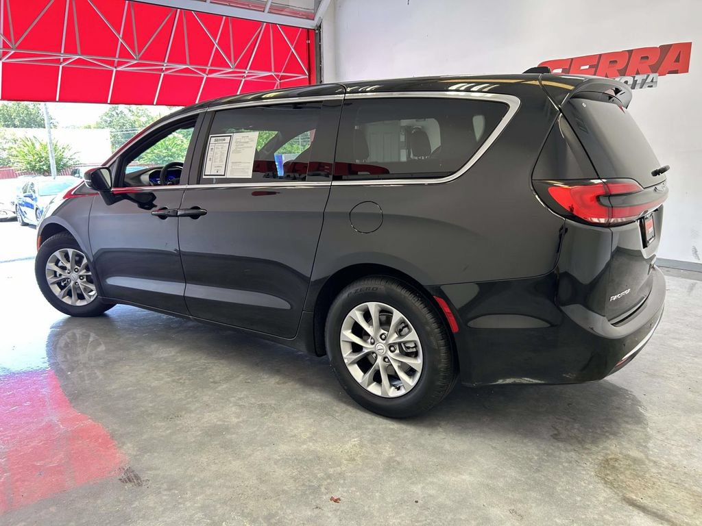 Used 2026 Chrysler Pacifica Limited FWD image 6