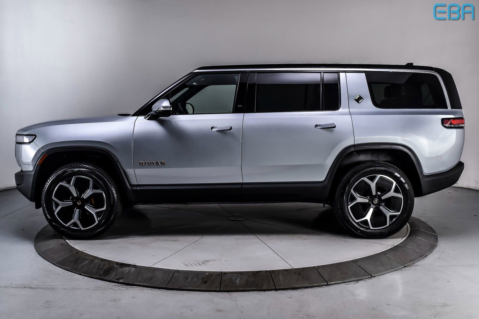 Used 2023 Rivian R1S Adventure image 3