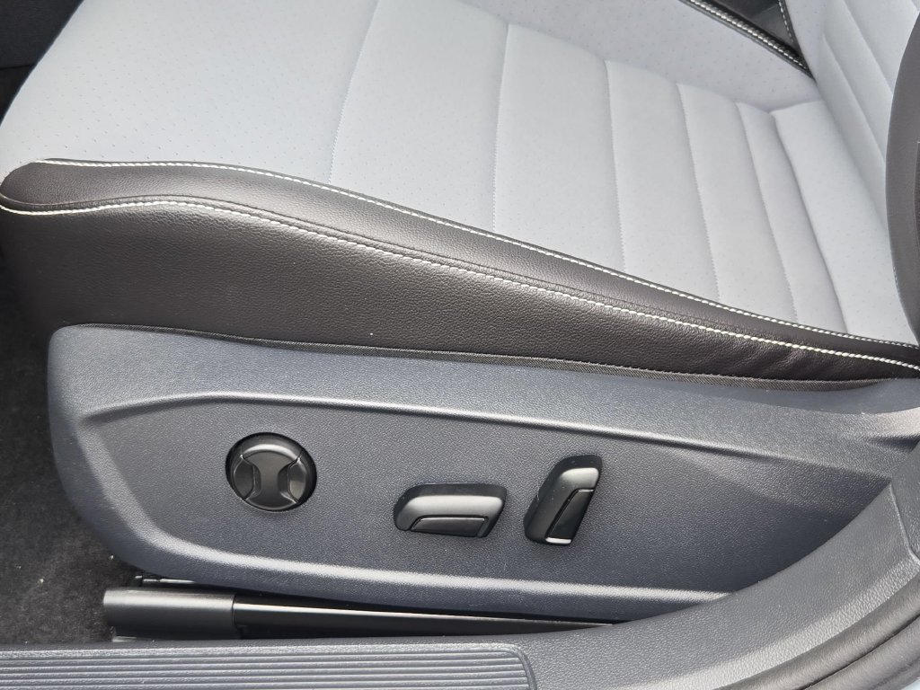 Used 2026 Volkswagen Jetta SE FWD image 14