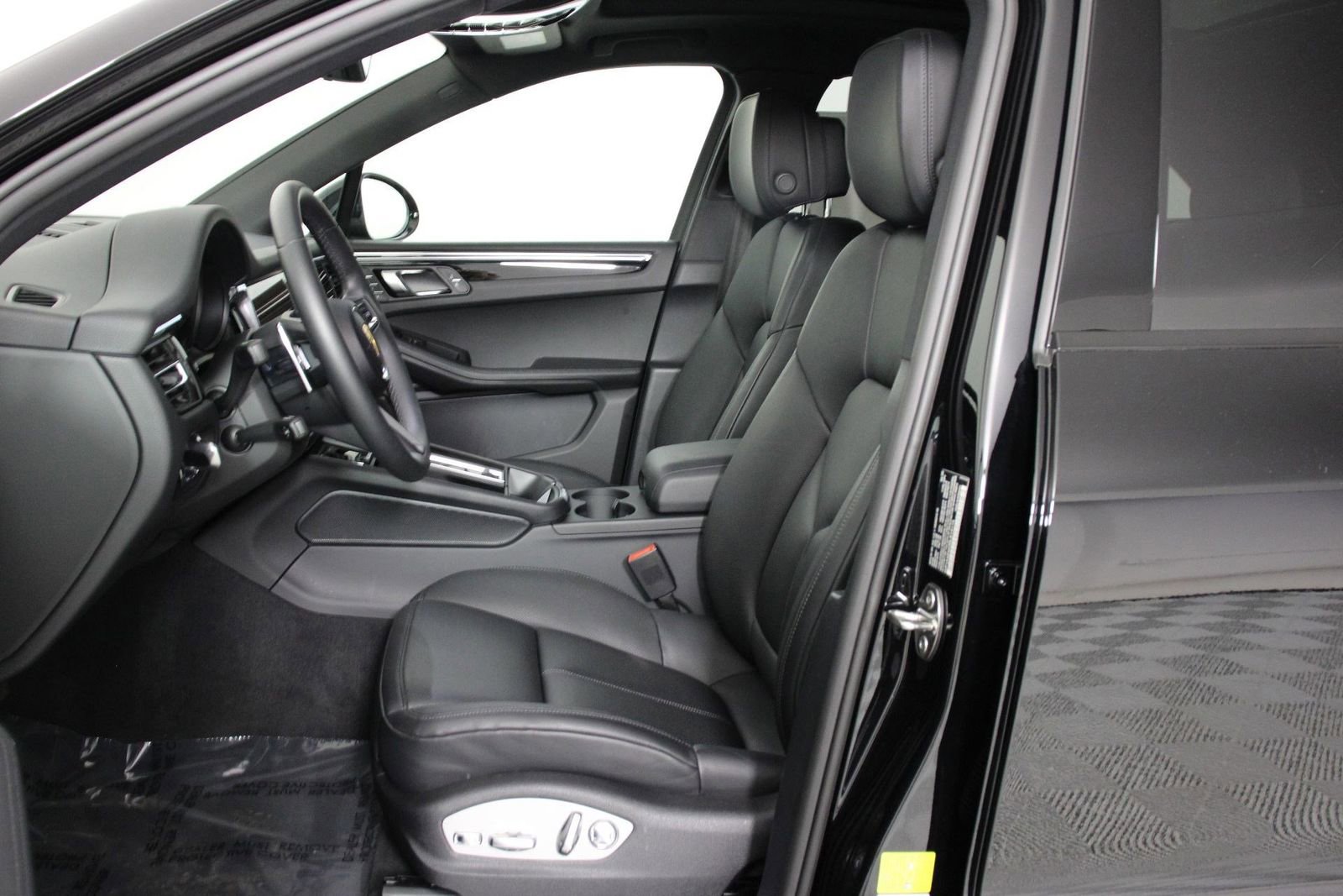 Certified 2025 Porsche Macan image 5