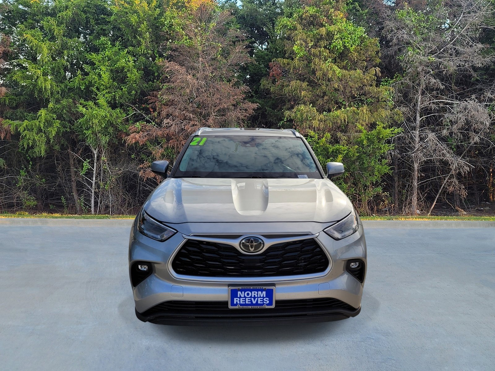 Used 2021 Toyota Highlander XLE image 2