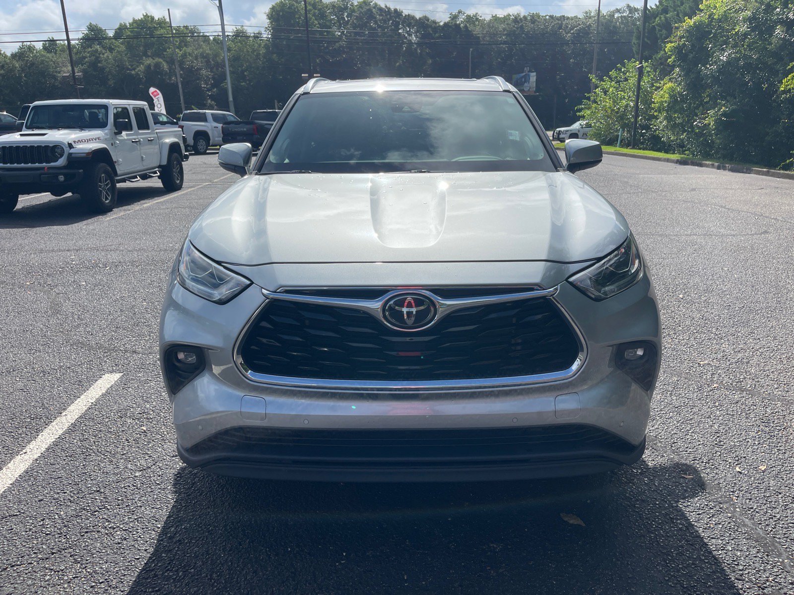 Used 2023 Toyota Highlander Limited FWD image 2