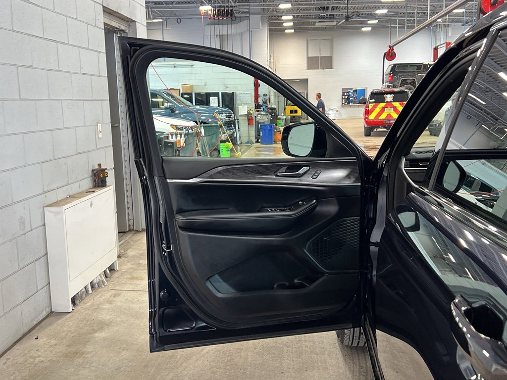 Used 2024 Jeep Grand Cherokee L Limited w/ Luxury Tech Group II image 9