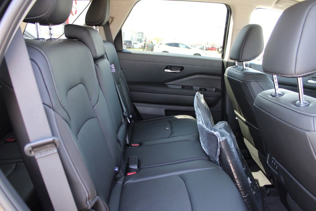 New 2026 Nissan Pathfinder SL image 16