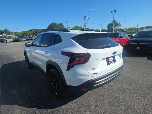 New 2026 Chevrolet Trax LT w/ Midnight Edition FWD image 4