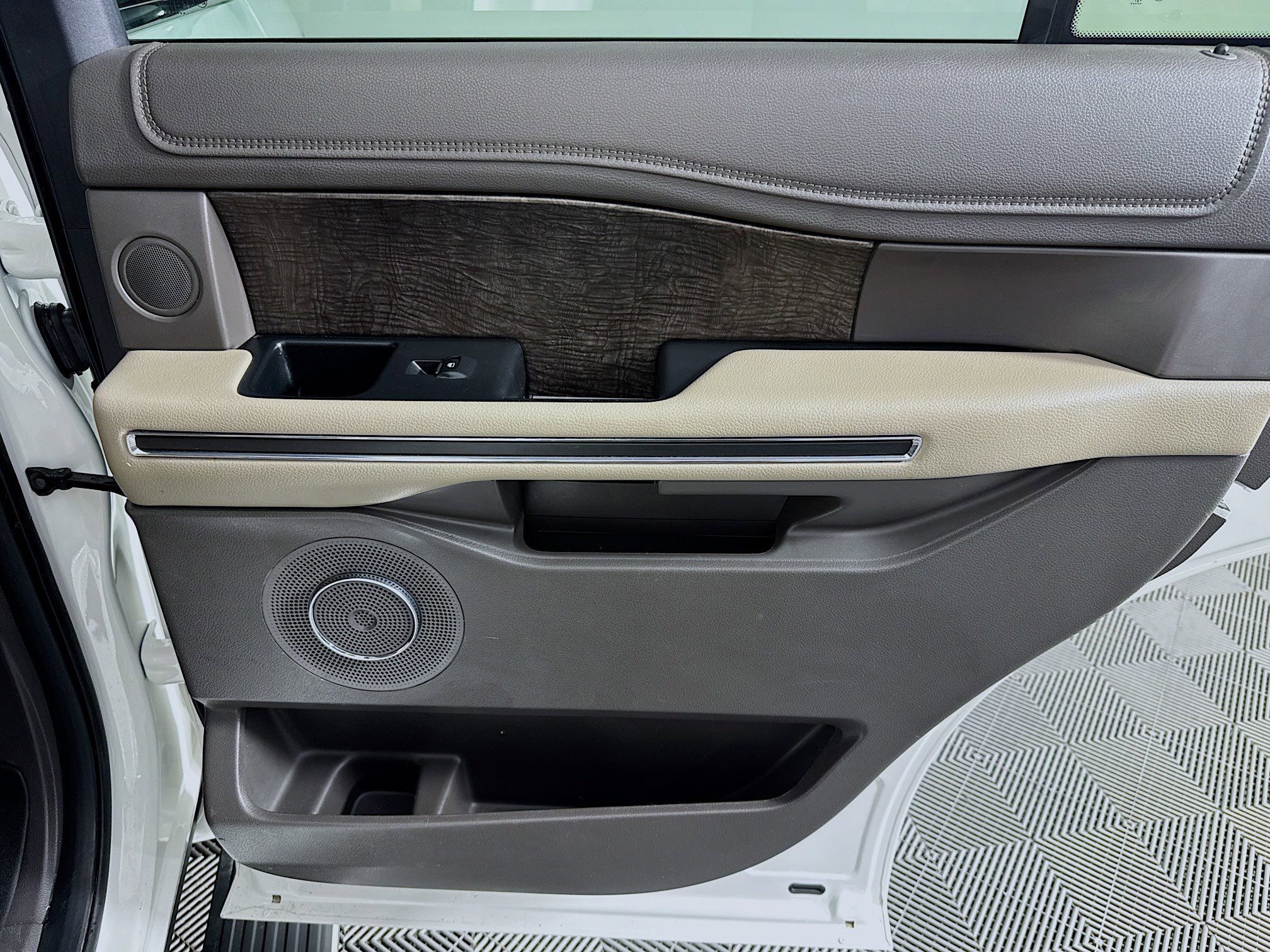 Used 2021 Ford Expedition Limited RWD image 27