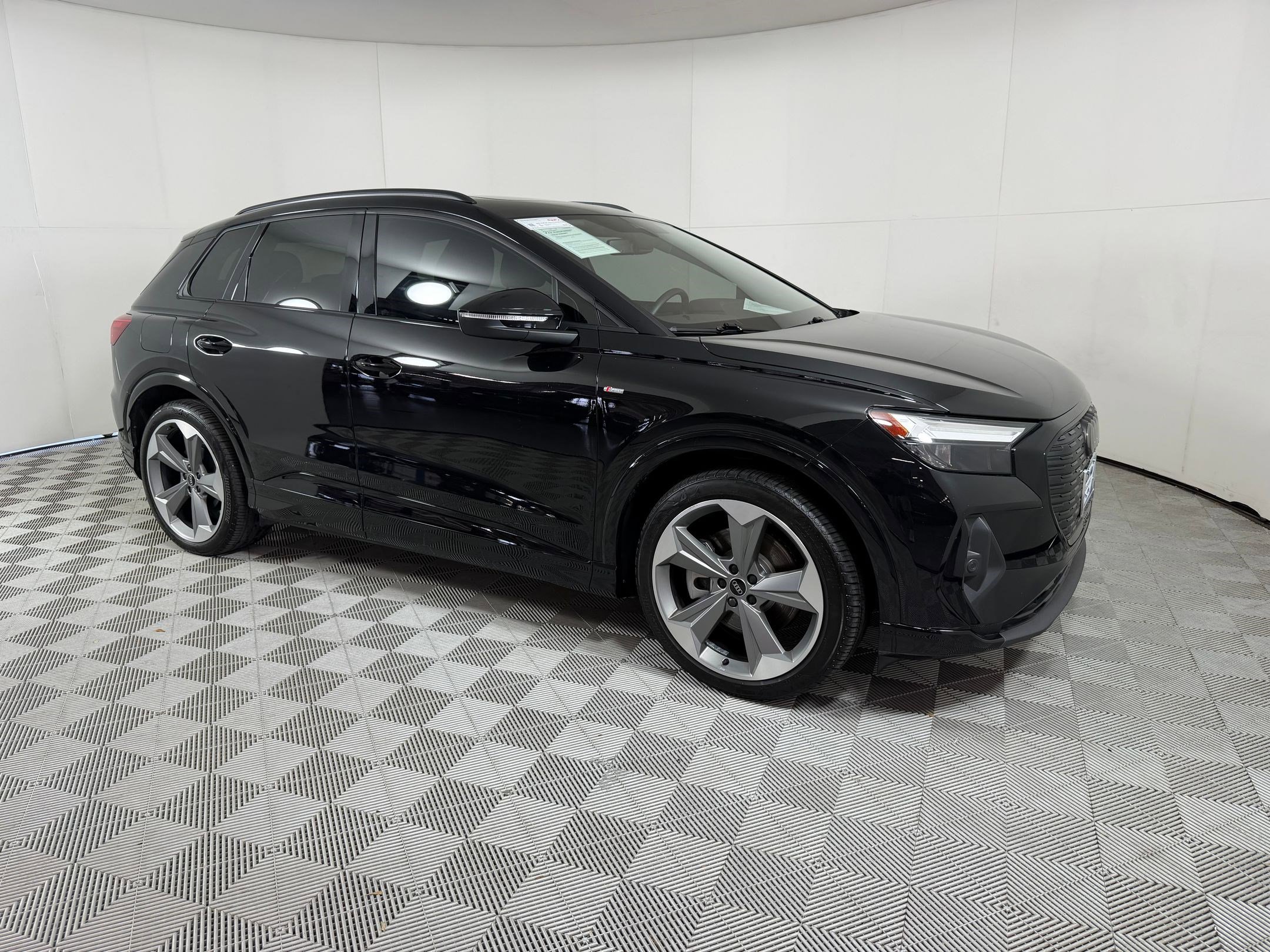 Used 2025 Audi Q4 e-tron Premium Plus image 7