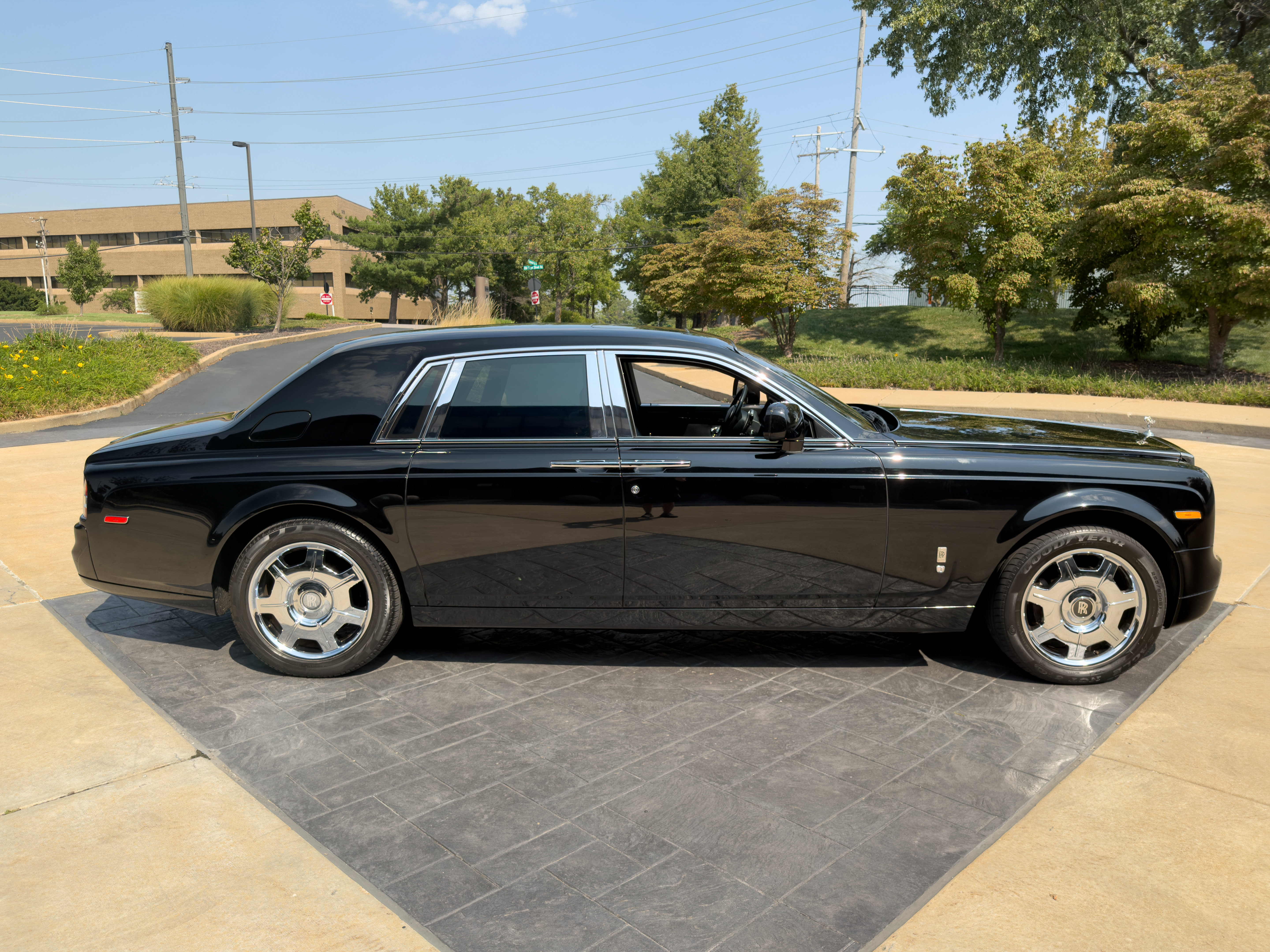 Used 2010 Rolls-Royce Phantom Sedan RWD image 7