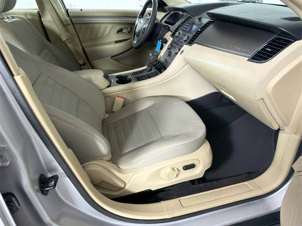 Used 2017 Ford Taurus SE image 13