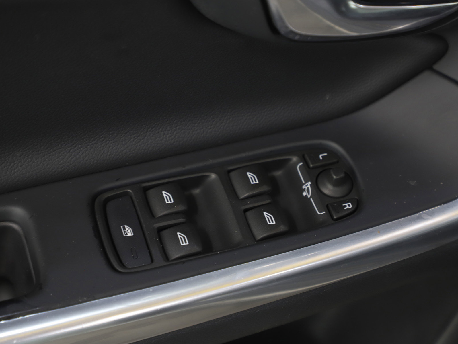 Used 2016 Volvo V60 T5 Cross Country Platinum image 21