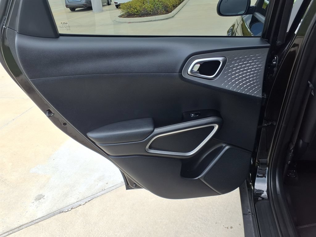 Used 2025 Kia Soul LX w/ LX Technology Package FWD image 16