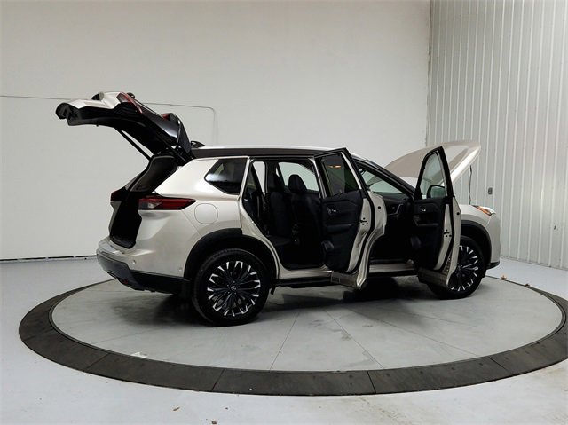 Used 2025 Nissan Rogue SL w/ Tech Package image 15